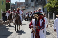 20260621. V Carranza. El Carrerante Blanco recorre las calles al paso de los caballos de los Carrerantes en el día de San Juan.