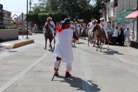 20260621. V Carranza. El Carrerante Blanco recorre las calles al paso de los caballos de los Carrerantes en el día de San Juan.