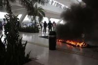 En el día del Mundial de fútbol los maestros de la CNTE toman las instalaciones del Aeropuerto Internacional de Chiapas.
