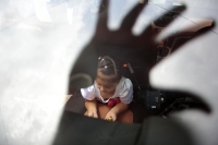 20241004. Tuxtla. Una pequeña especial se entretiene en el asiento de un auto después de ser rechazada del salón de clases