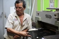 20260225. Tuxtla. El forjador de Libros.  Don Saraí se encarga de la encuadernación y resurrección de los libros en la Biblioteca Central de Chiapas.