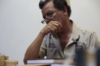 20260225. Tuxtla. El forjador de Libros.  Don Saraí se encarga de la encuadernación y resurrección de los libros en la Biblioteca Central de Chiapas.