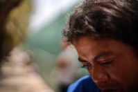 20260628. Tuxtla. Una mujer pide ayuda por la violencia de grupos de migrantes en las afueras del Hospital GGM