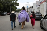 Una joven, orgullosa de sus raíces y tradiciones familiares, recorre las calles de la ciudad antes de realizar la celebración de Acción de Gracias al cumplir quince años.