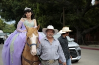 20241012. Tuxtla. Una joven, orgullosa de sus raíces y tradiciones familiares, recorre las calles de la ciudad antes de realizar la celebración de Acción de Gracias al cumplir quince años.