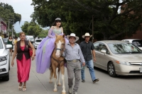 20241012. Tuxtla. Una joven, orgullosa de sus raíces y tradiciones familiares, recorre las calles de la ciudad antes de realizar la celebración de Acción de Gracias al cumplir quince años.