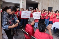 20260826. Tuxtla. El Sindicato Unido de Trabajadores del Congreso de Chiapas se manifiesta esta mañana para pedir jubilación y pensiones dignas.