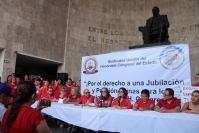 20260826. Tuxtla. El Sindicato Unido de Trabajadores del Congreso de Chiapas se manifiesta esta mañana para pedir jubilación y pensiones dignas.