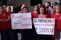 20260826. Tuxtla. El Sindicato Unido de Trabajadores del Congreso de Chiapas se manifiesta esta mañana para pedir jubilación y pensiones dignas.
