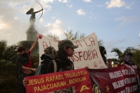 20251125. Tuxtla. #25N | Fuego en La Plaza Central de Tuxtla Gutiérrez al término de La Marcha En Contra  De La Violencia Hacia Las Mujeres.