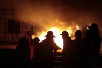 20251125. Tuxtla. #25N | Fuego en La Plaza Central de Tuxtla Gutiérrez al término de La Marcha En Contra  De La Violencia Hacia Las Mujeres.