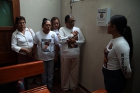 20260823. Tuxtla. Las madres Buscadoras de Chiapas continúan colocando buzones de ayuda y pegando fichas de búsqueda en lugares públicos. Esta mañana estuvieron en el Barrio de San Roque en Tuxtla Gutiérrez.