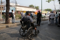 20250522. Tuxtla. Vecinos del Barrio Hidalgo protestan esta mañana por los apagones en la ciudad de Tuxtla Gutiérrez. Se instalaron en las cercanías del Hospital IMSS-Bienestar-Cinco de Mayo cerrando la vialidad y evitando el tráfico de vehículos