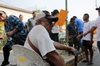 20250522. Tuxtla. Vecinos del Barrio Hidalgo protestan esta mañana por los apagones en la ciudad de Tuxtla Gutiérrez. Se instalaron en las cercanías del Hospital IMSS-Bienestar-Cinco de Mayo cerrando la vialidad y evitando el tráfico de vehículos