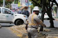 20250522. Tuxtla. Vecinos del Barrio Hidalgo protestan esta mañana por los apagones en la ciudad de Tuxtla Gutiérrez. Se instalaron en las cercanías del Hospital IMSS-Bienestar-Cinco de Mayo cerrando la vialidad y evitando el tráfico de vehículos