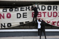 20251115. Tuxtla. Estudiantes Normalistas protestan en el edificio de la administración de Chiapas después de la Marcha de La Generación Z