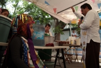 20260823. Tuxtla. Cada mañana las familias del Barrio de San Roque reparten pozol a quienes se acercan a esta singular feria y durante 16 días los visitantes disfrutan la bebida tradicional (hasta el día 24 de agosto)