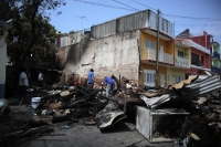 20250409. Tuxtla. Esta madrugada un incendio consume una casa habitación en el Colonia Mexicanidad-Chiapaneca.