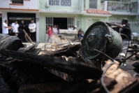 20250409. Tuxtla. Esta madrugada un incendio consume una casa habitación en el Colonia Mexicanidad-Chiapaneca.