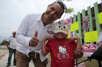 20251021. Tuxtla. Una niña con cáncer rÃe al recibir ropa y alimentos de la Asociación de Amigos de Chipotin afuera del Hospital de Especialidades Pediátricas. 20251021. Tuxtla. Una niña con cáncer rÃe al recibir ropa y alimentos de la Asociación de Amigos de Chipotin afuera del Hospital de Especialidades Pediátricas.