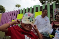 20251021. Tuxtla. Una niña con cáncer rÃe al recibir ropa y alimentos de la Asociación de Amigos de Chipotin afuera del Hospital de Especialidades Pediátricas. 20251021. Tuxtla. Una niña con cáncer rÃe al recibir ropa y alimentos de la Asociación de Amigos de Chipotin afuera del Hospital de Especialidades Pediátricas.
