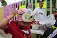 20251021. Tuxtla. Una niña con cáncer rÃe al recibir ropa y alimentos de la Asociación de Amigos de Chipotin afuera del Hospital de Especialidades Pediátricas. 20251021. Tuxtla. Una niña con cáncer rÃe al recibir ropa y alimentos de la Asociación de Amigos de Chipotin afuera del Hospital de Especialidades Pediátricas.