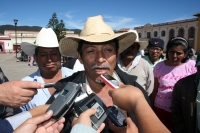 San Cristóbal de las Casas. 23 de diciembre. El Chema y los miembros de la OCEZ región Carranza levantan el platón que sostenían en la Plaza de la Paz para continuar con las negociaciones de distensión en las comunidades de Venustiano Carranza.