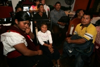 Indígenas de los altos de Chiapas, denuncian esta mañana la destrucción de tres casas y un templo evangélico en las comunidades de Huixtan y Zincantan donde los gripos caciquiles mantienen en el terror a las familias que se niegan a consumir alcohol y pra
