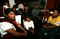 Indígenas de los altos de Chiapas, denuncian esta mañana la destrucción de tres casas y un templo evangélico en las comunidades de Huixtan y Zincantan donde los gripos caciquiles mantienen en el terror a las familias que se niegan a consumir alcohol y pra