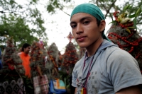 Chiapa de Corzo, 21 de diciembre. Después de permanecer 6 días en la zona boscosa de los altos de Chiapas, los jóvenes originarios de Chiapa de Corzo, regresan a esta localidad cargando racimos de flores conocidas como Nilurayilu, la cual es utilizada en 