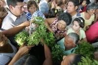 Familias de la comunidad de Chiapa de Corzo, se santiguan y limpian enfermedades y males durante la ceremonia de inicio del Recorrido de la Topada de la Flor, donde los jóvenes chiapacorceños recorren la depresión central y los altos de Chiapas para recol